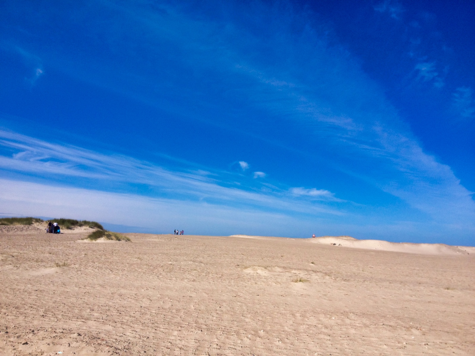 Høj himmel over stranden