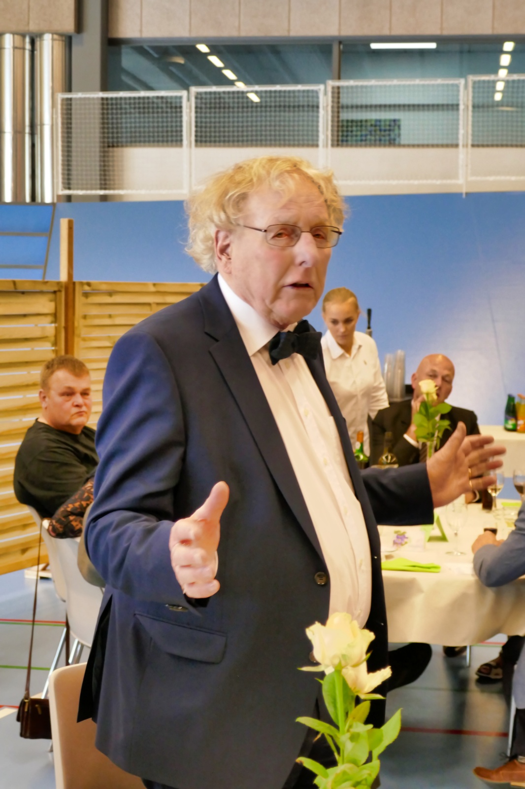 Lærer Sanderhof holder tale