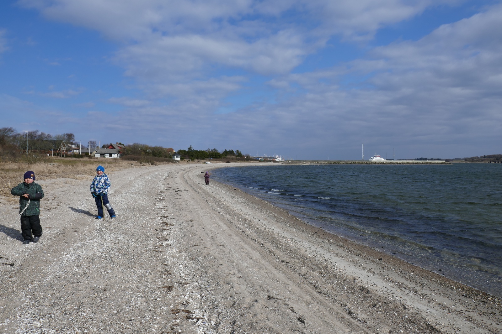 Frisk tur langs stranden