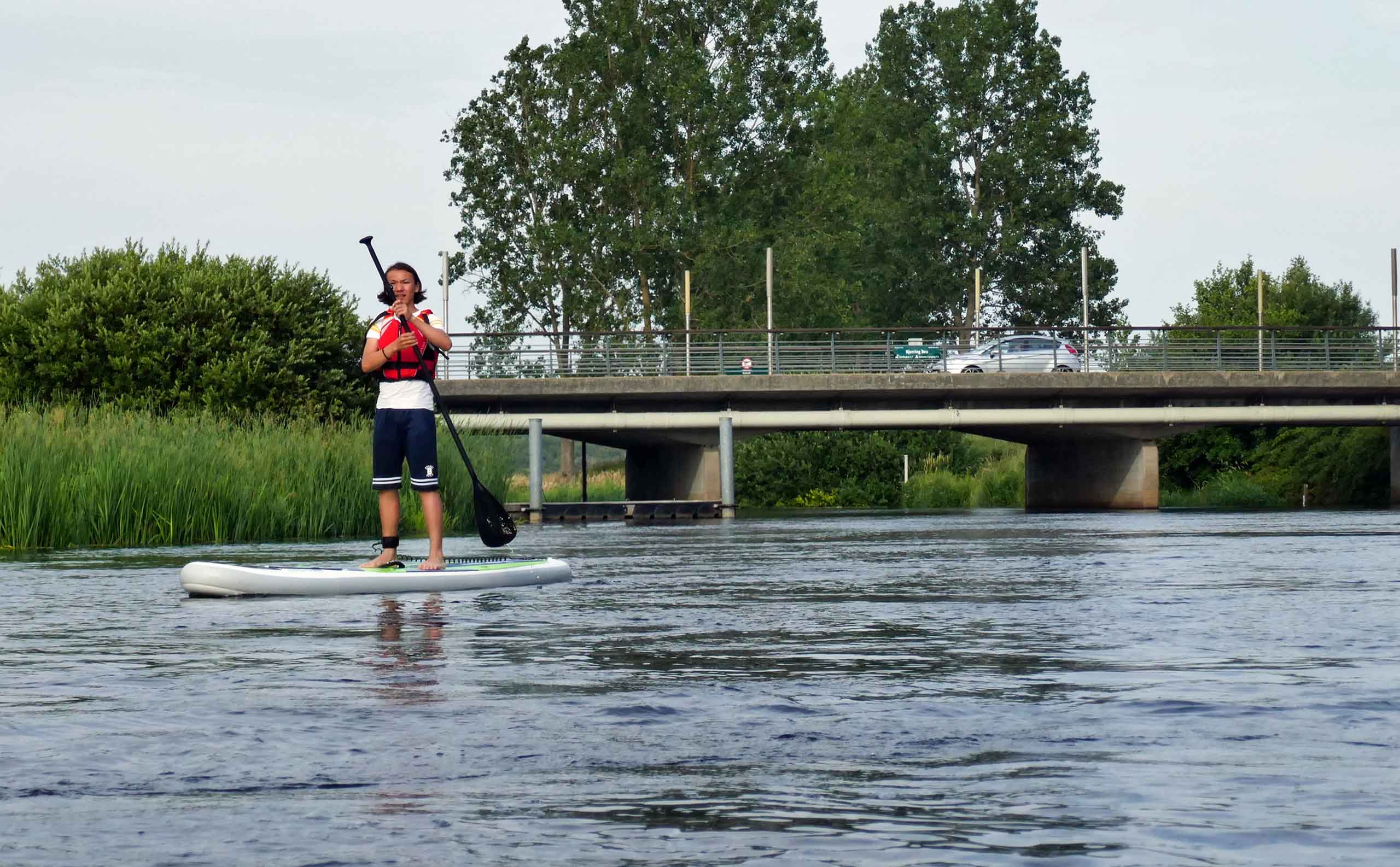 Luka på paddleboard