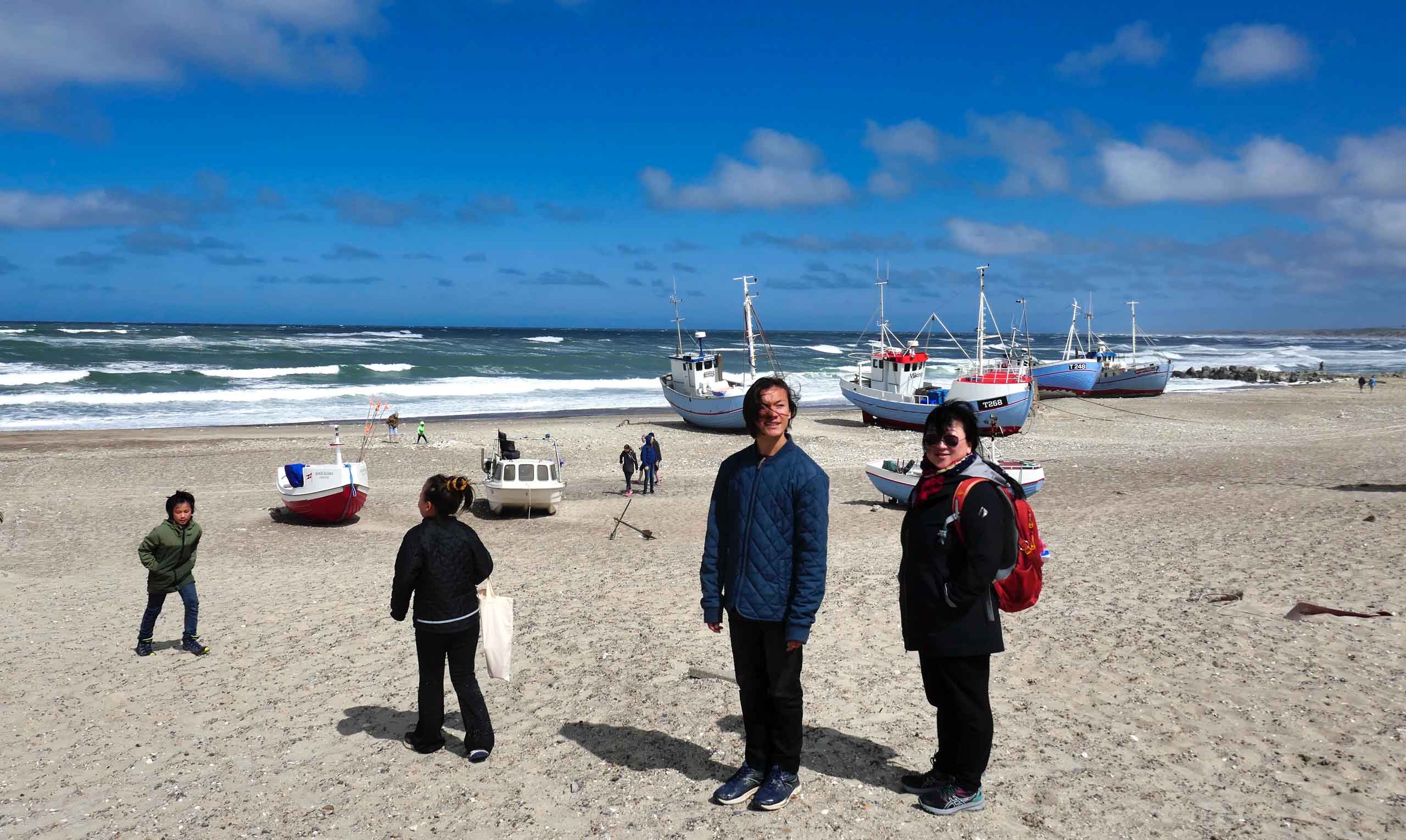 På stranden