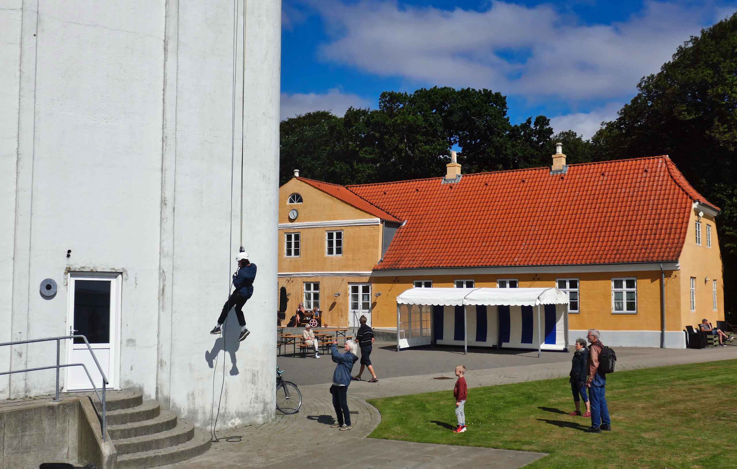 Næsten nede