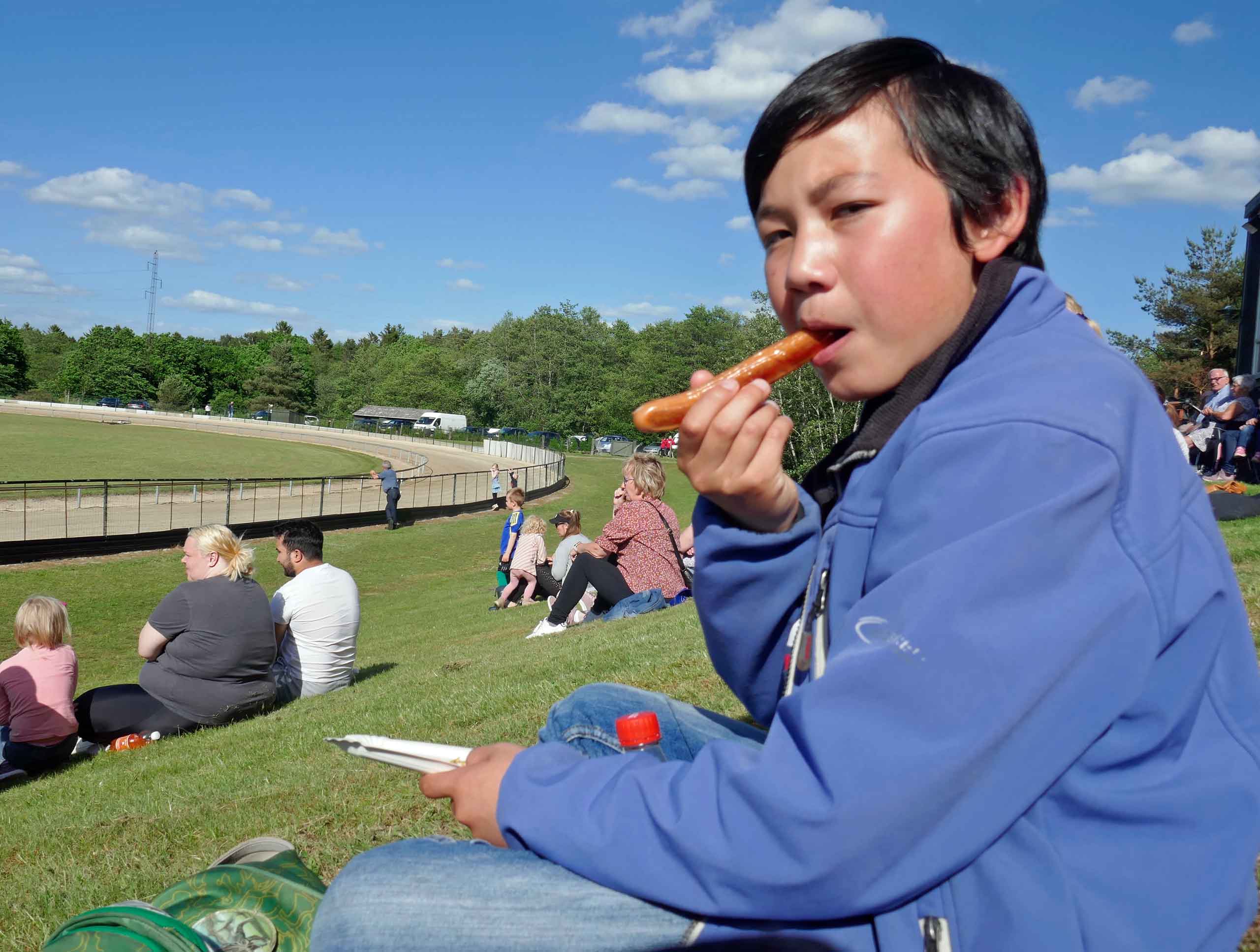 Oliver får en pølse