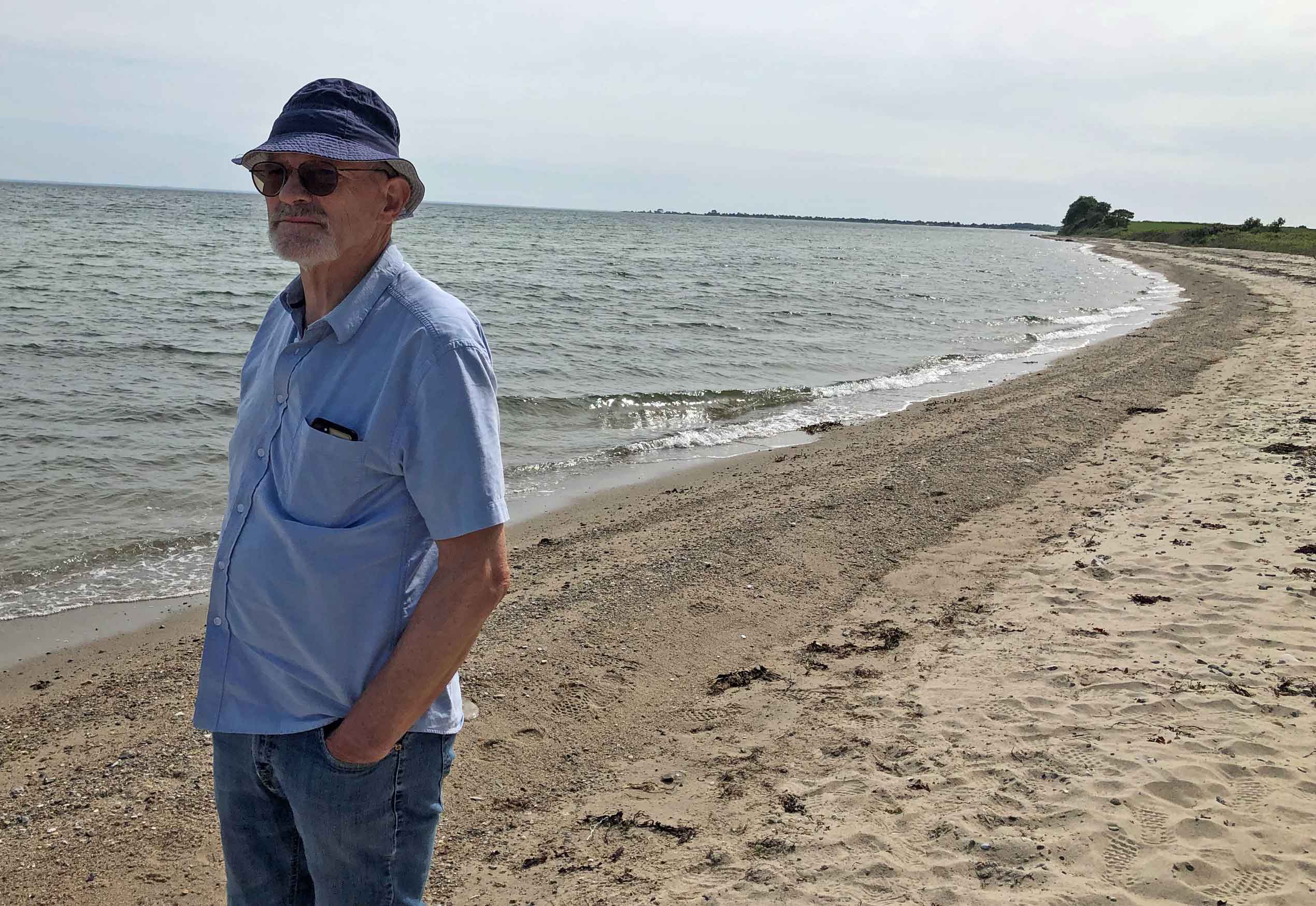 Hans skuer ud over stranden