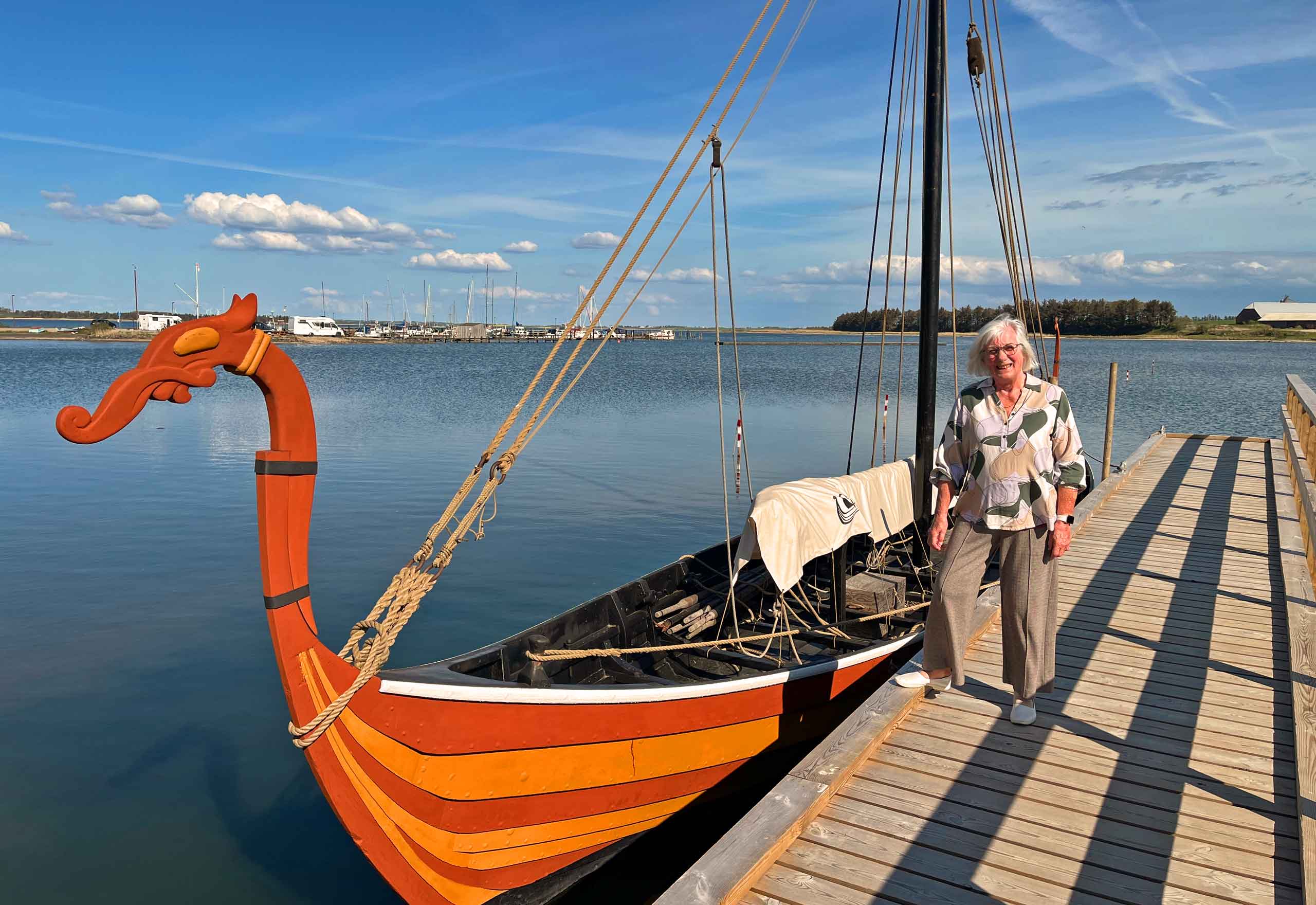 Krista ved Vikingeskibet