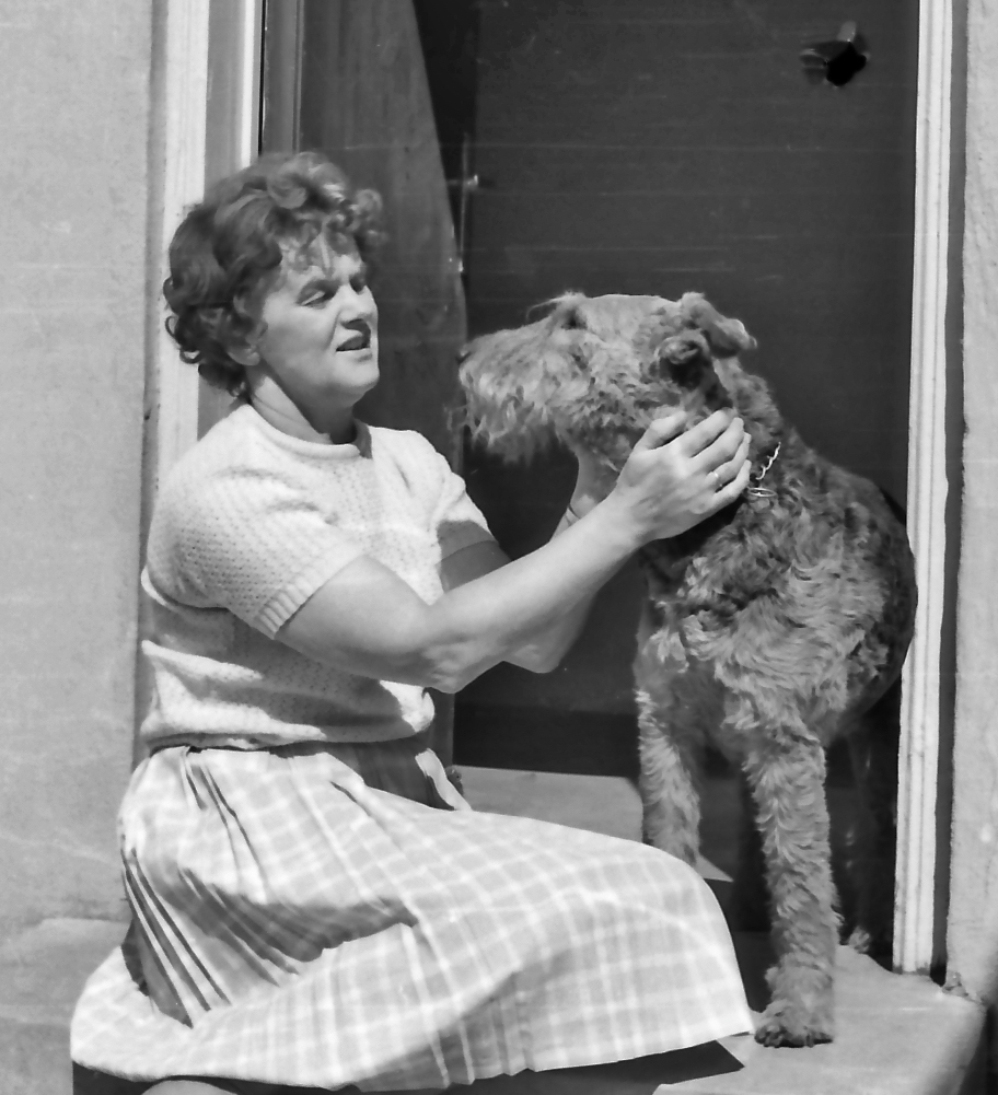 Min mor på bagtrappen 1965