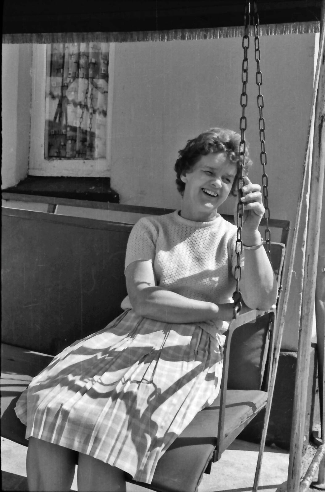 Min dejlige mor i hængesofaen. 1965