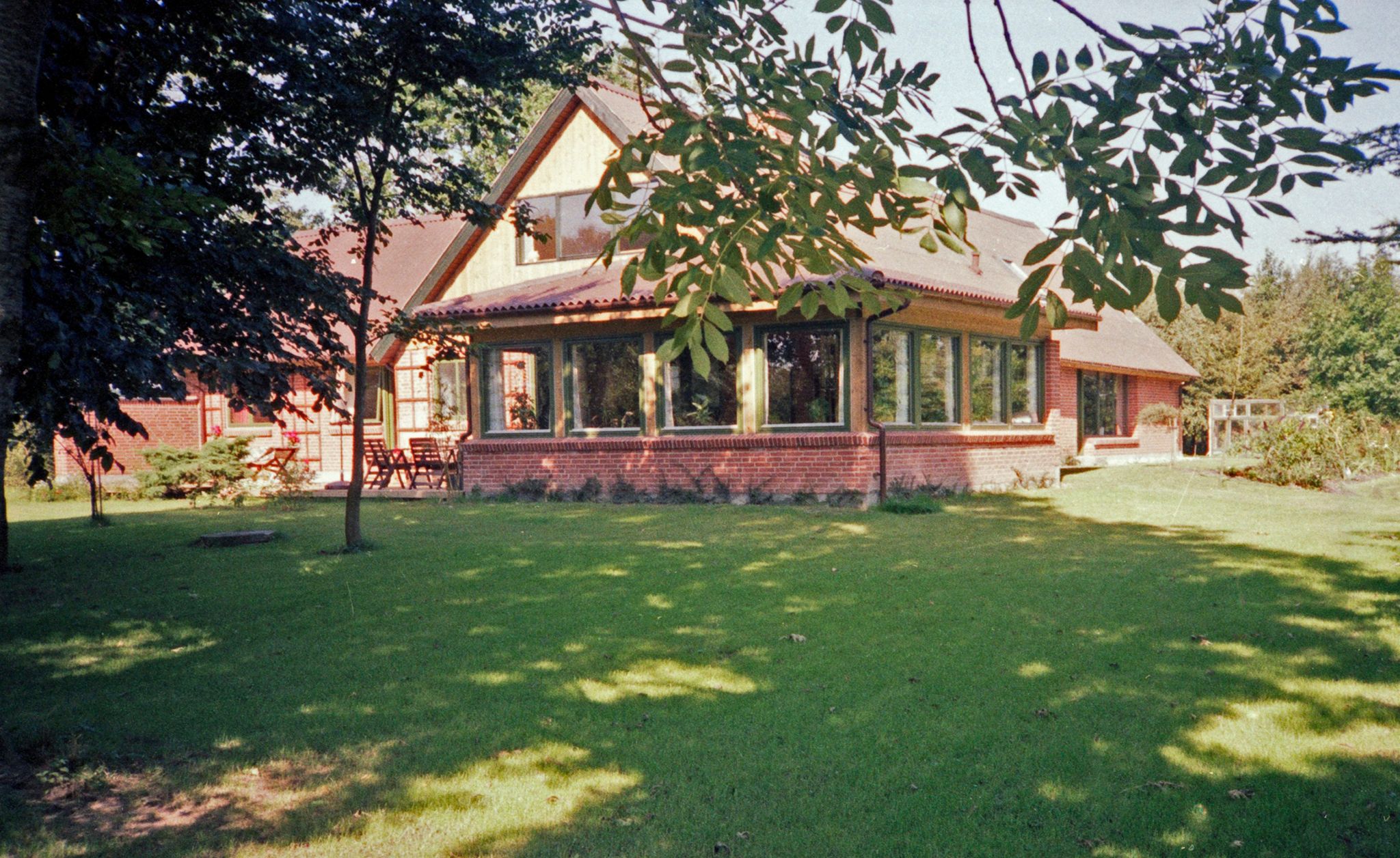 Gården i sommervejr