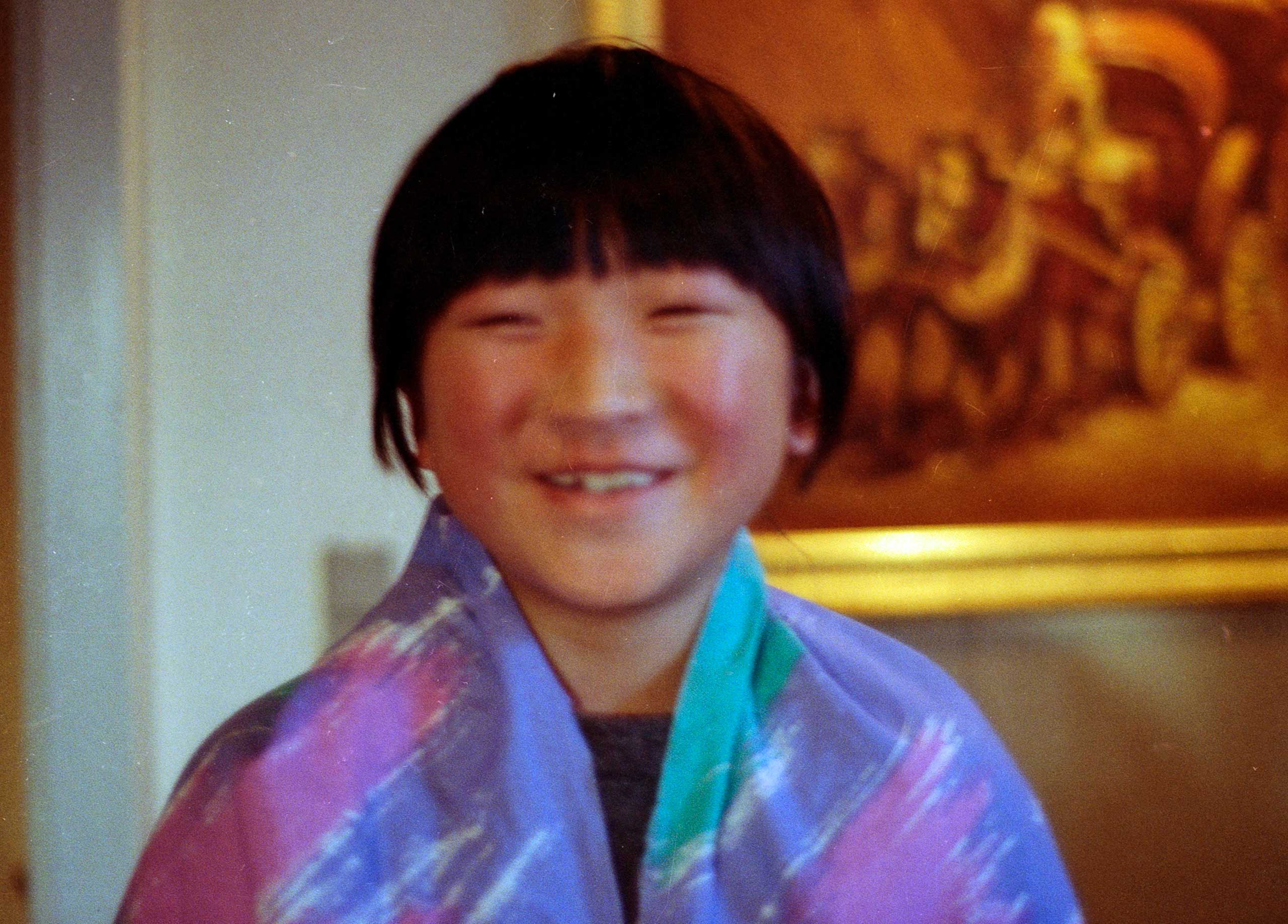 Anja foran mit maleri fra Baghdad