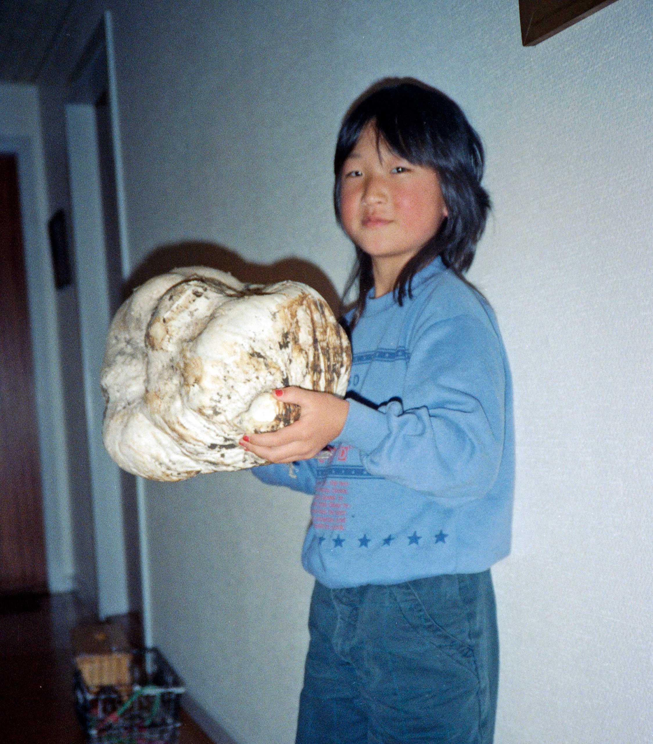 Anja med kæmpe svamp