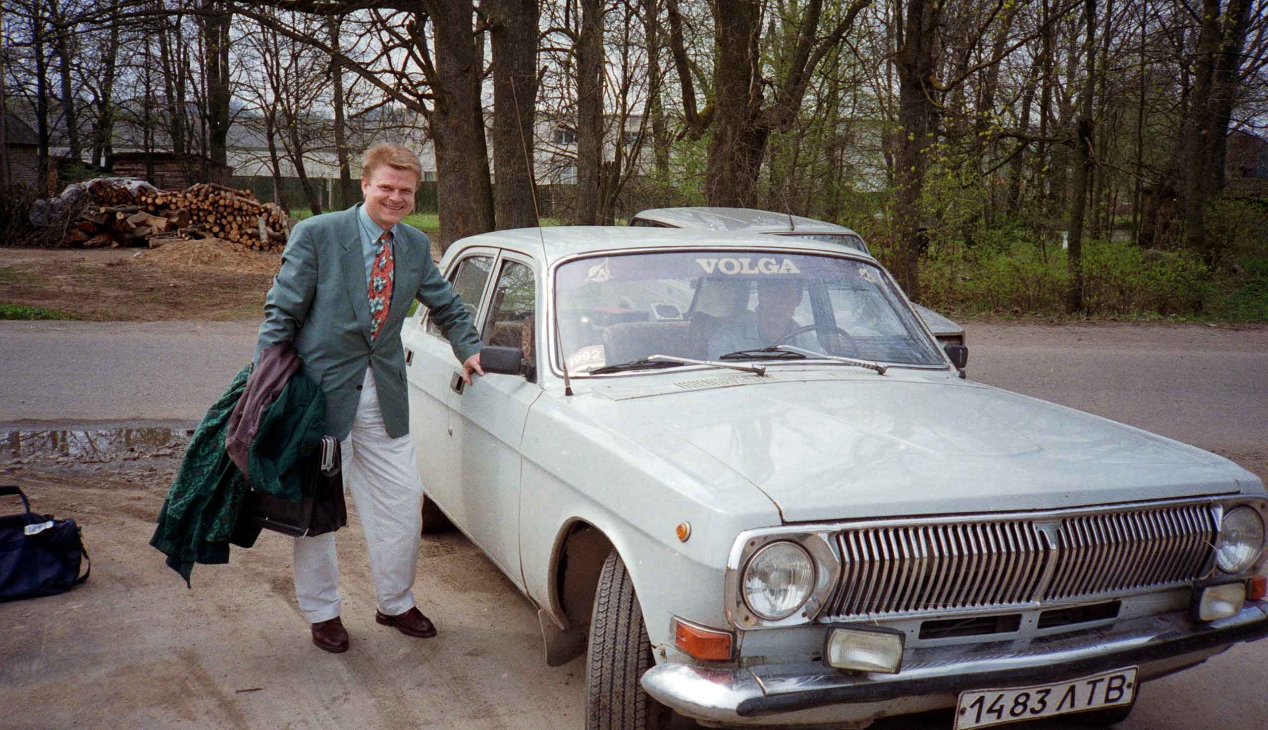 Niels Holme ved Levs bil