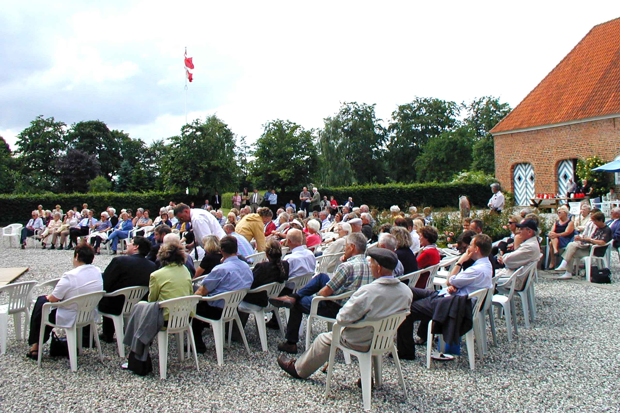 Tilhørerne lytter