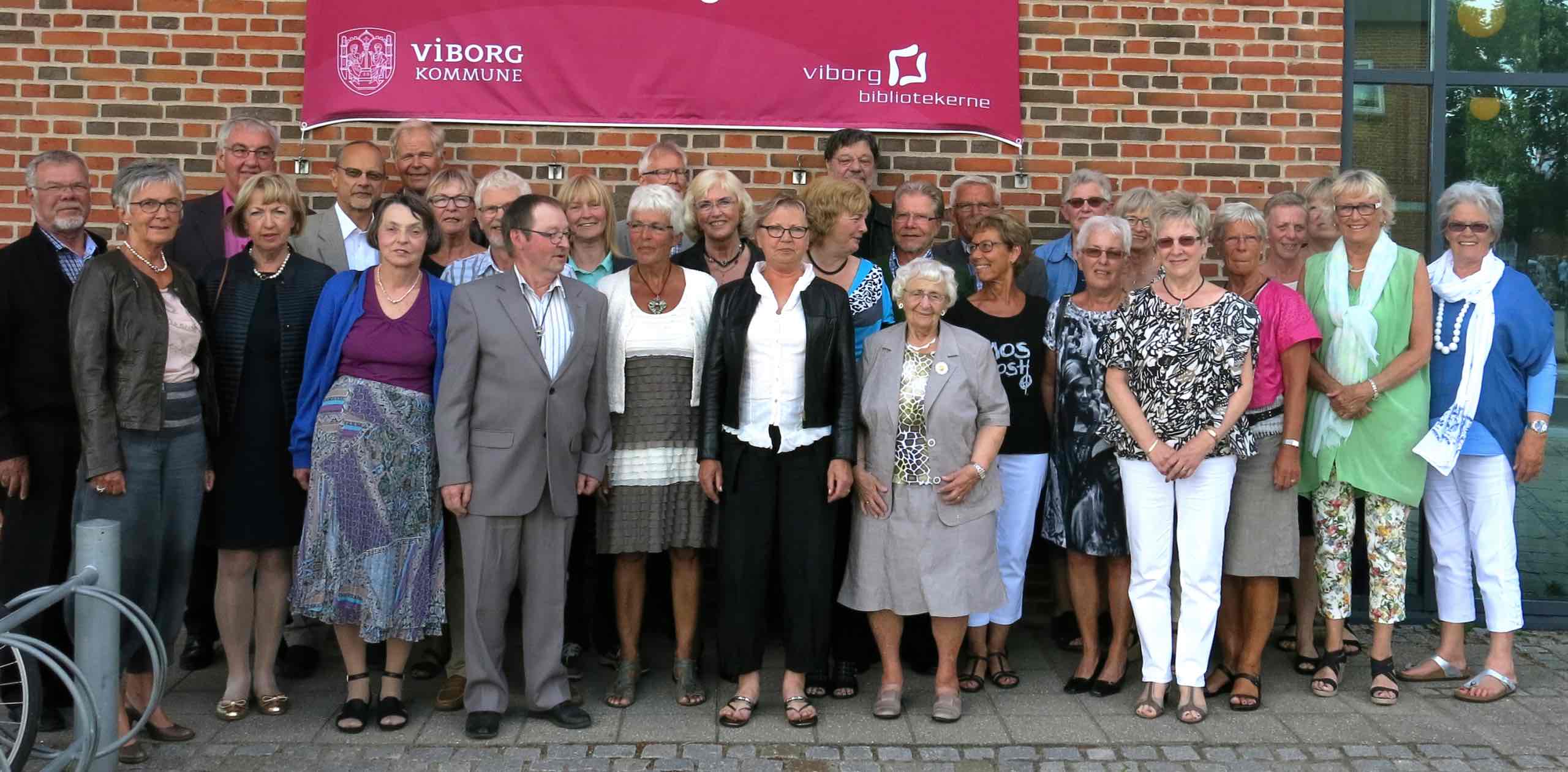 Fællesfoto foran Gudenåhuset