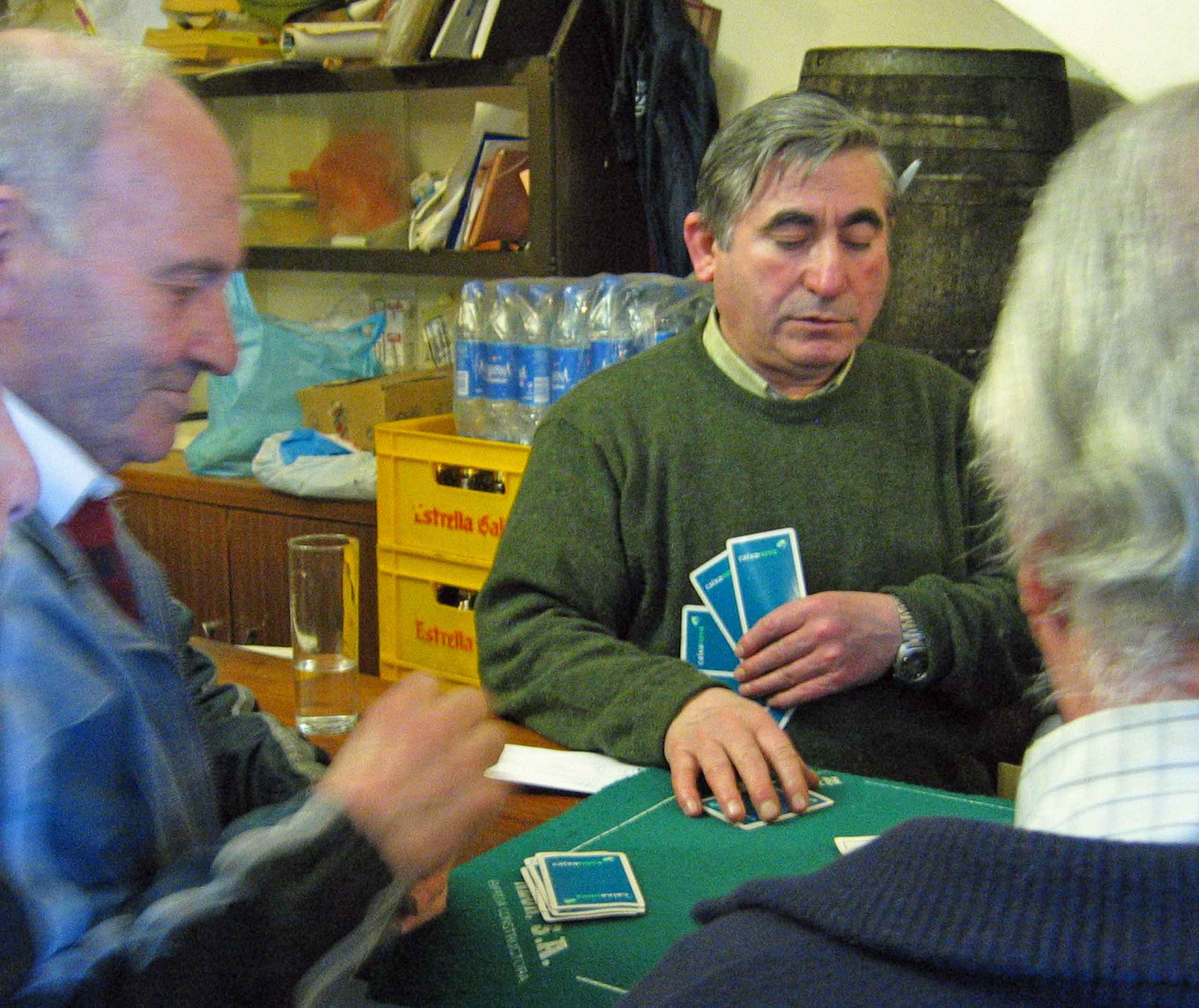 Kortspillere i bagbutikken