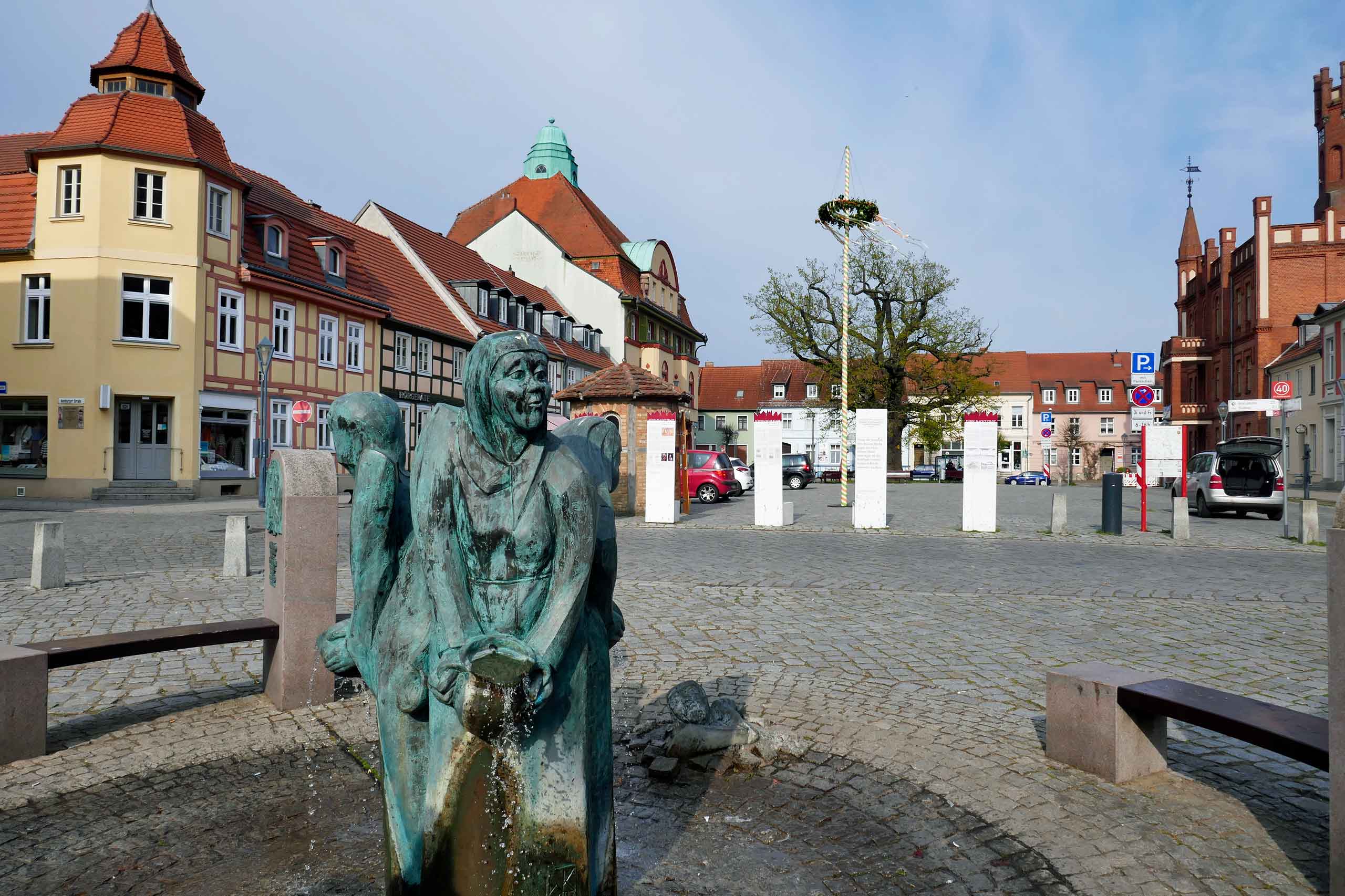 Bronzefigurer på markedspladsen