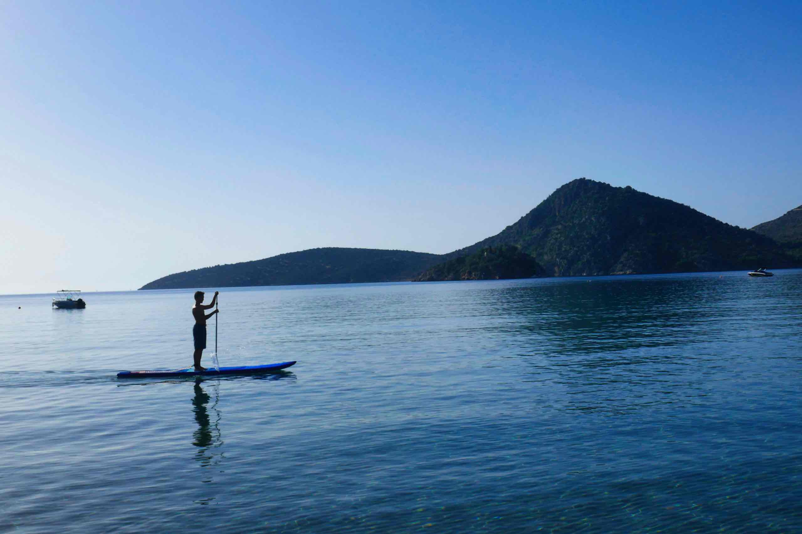 Luka på paddleboard