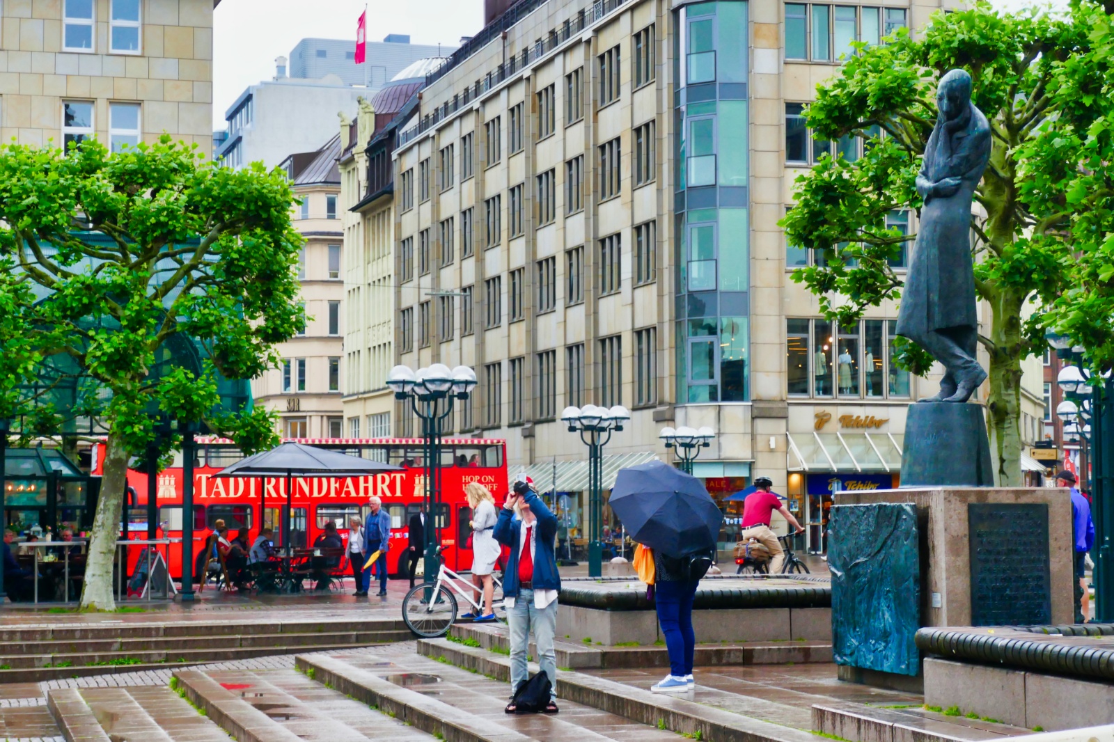 Benthe taking a picture in Hamburg