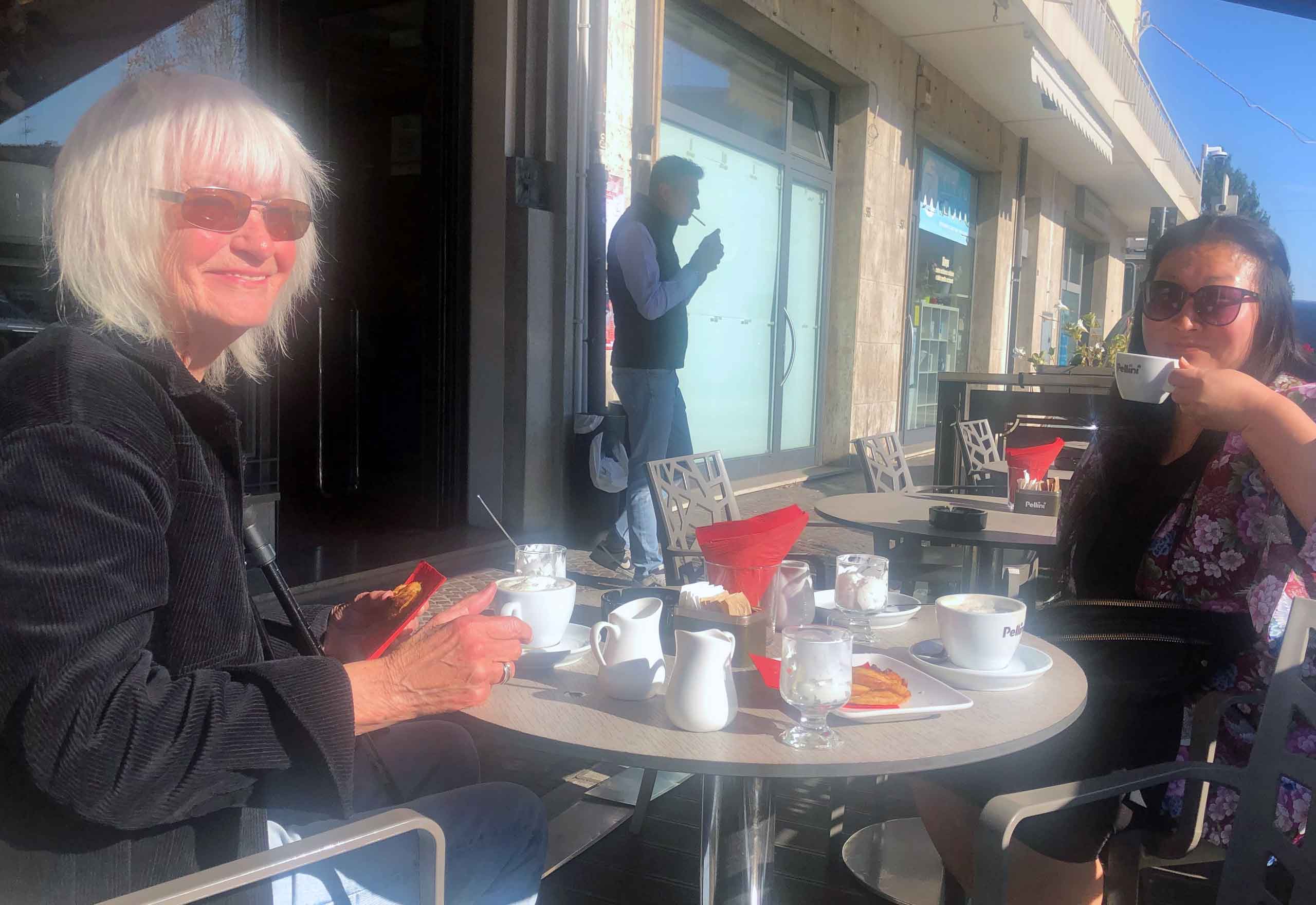 Vi nød kaffen ude i solen