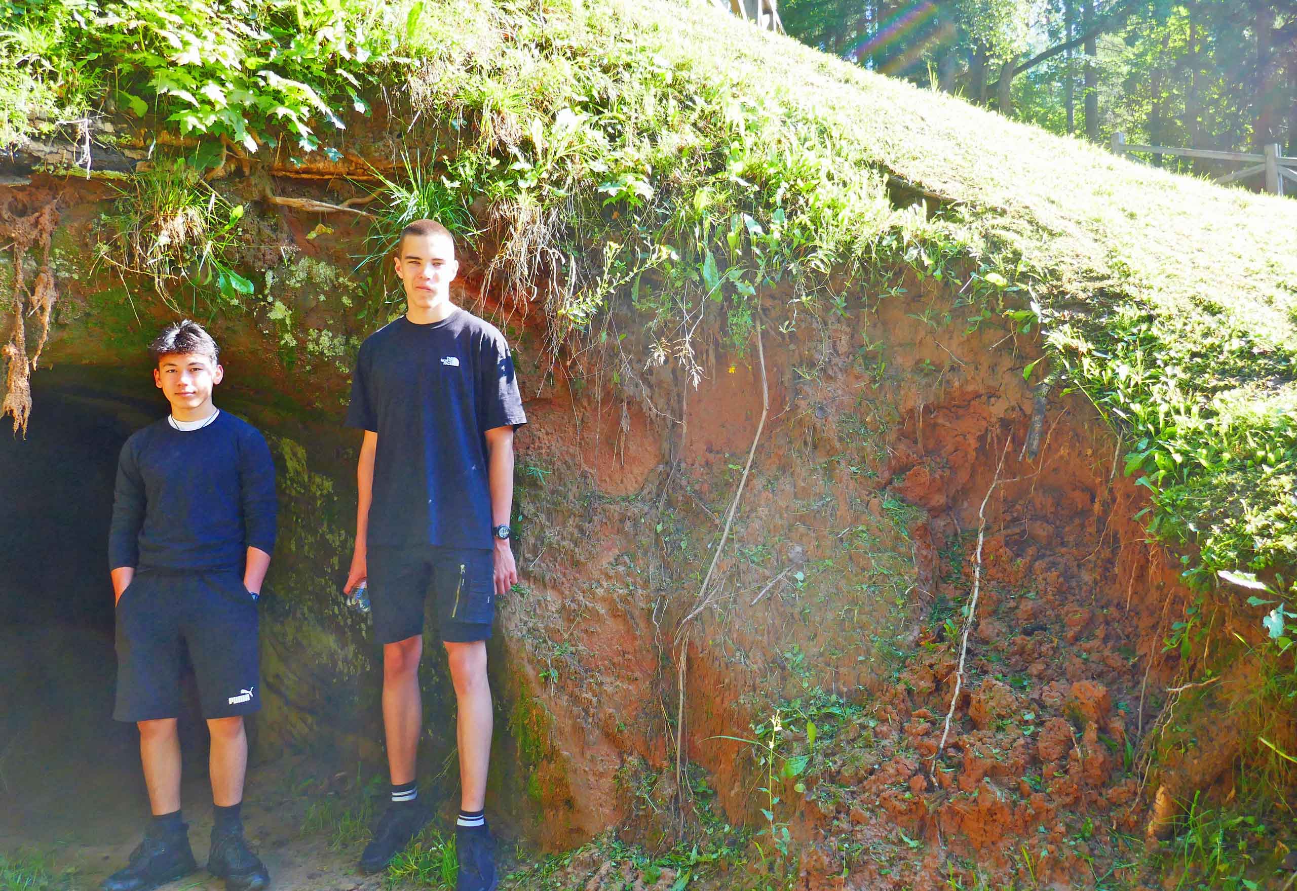 Oliver og Pavils foran en hule