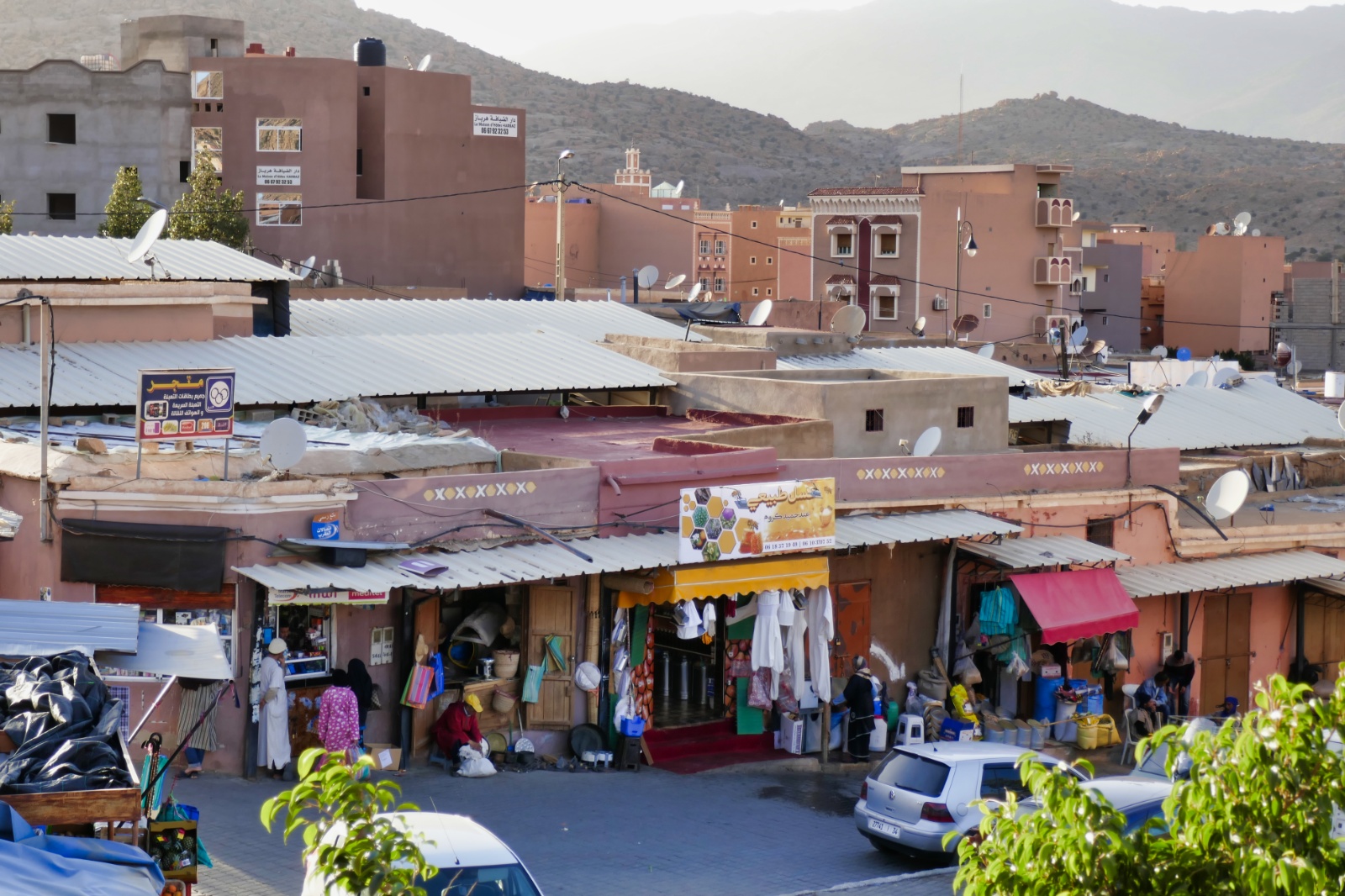 Udsigt fra balkon over torvet