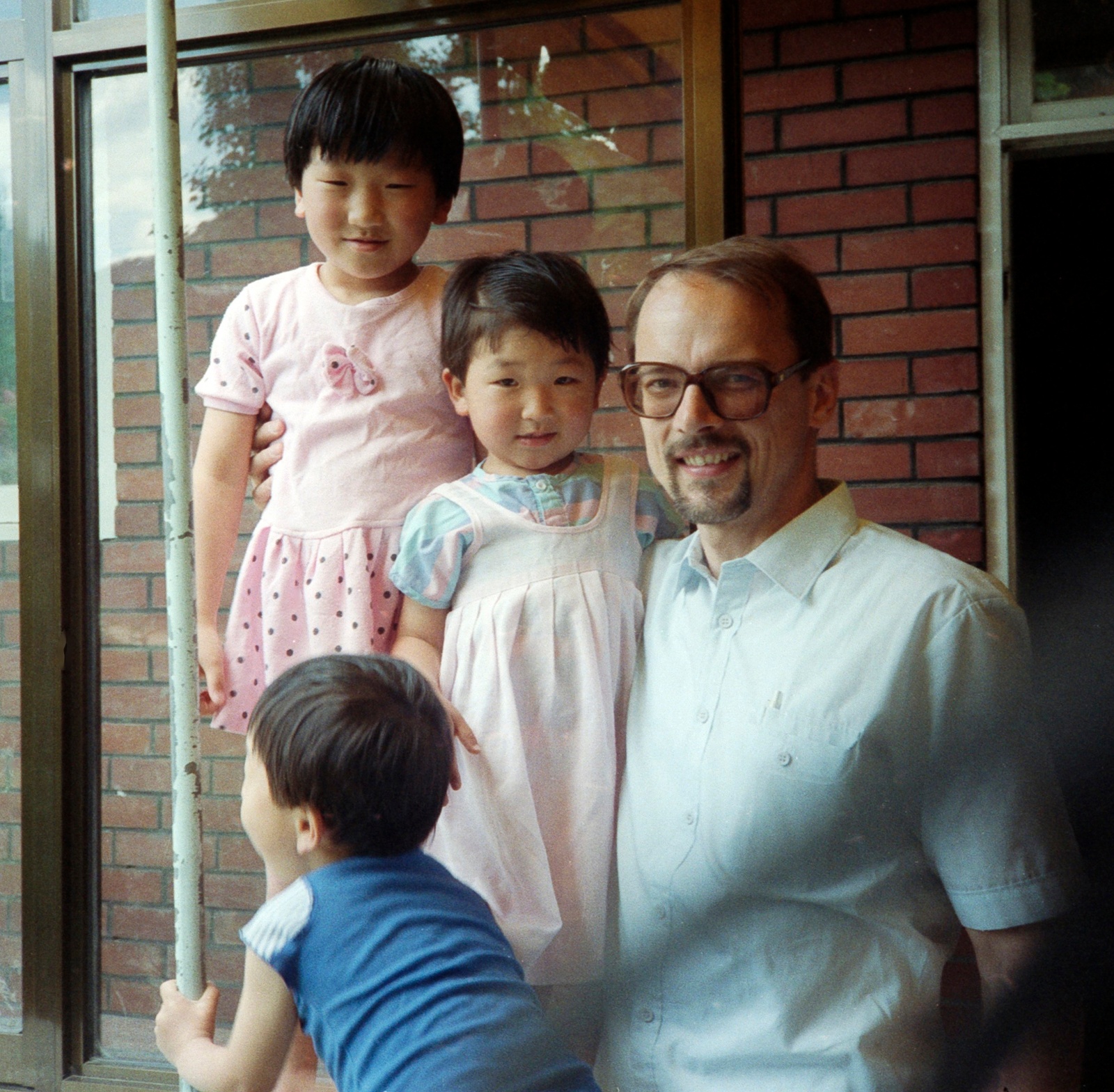 Den stolte far med sine to nye børn