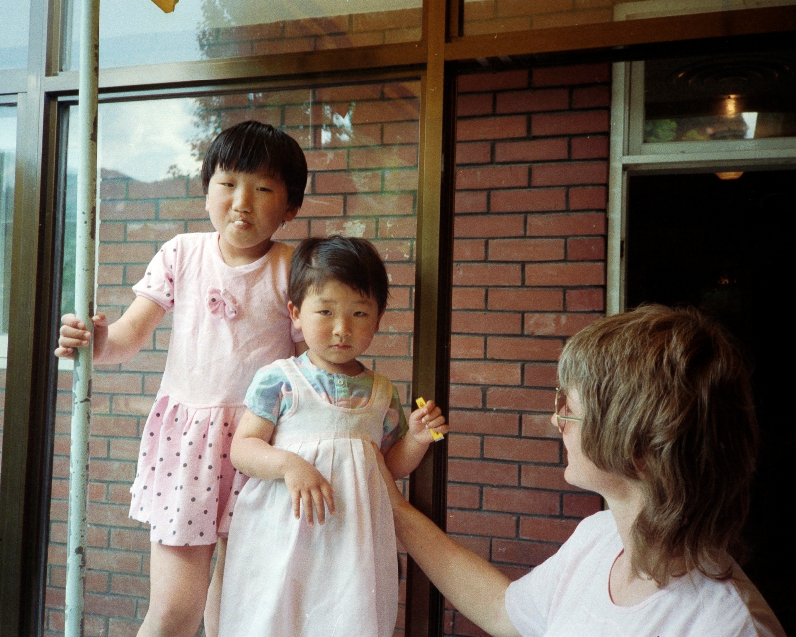 Den stolte mor med sine to nye børn