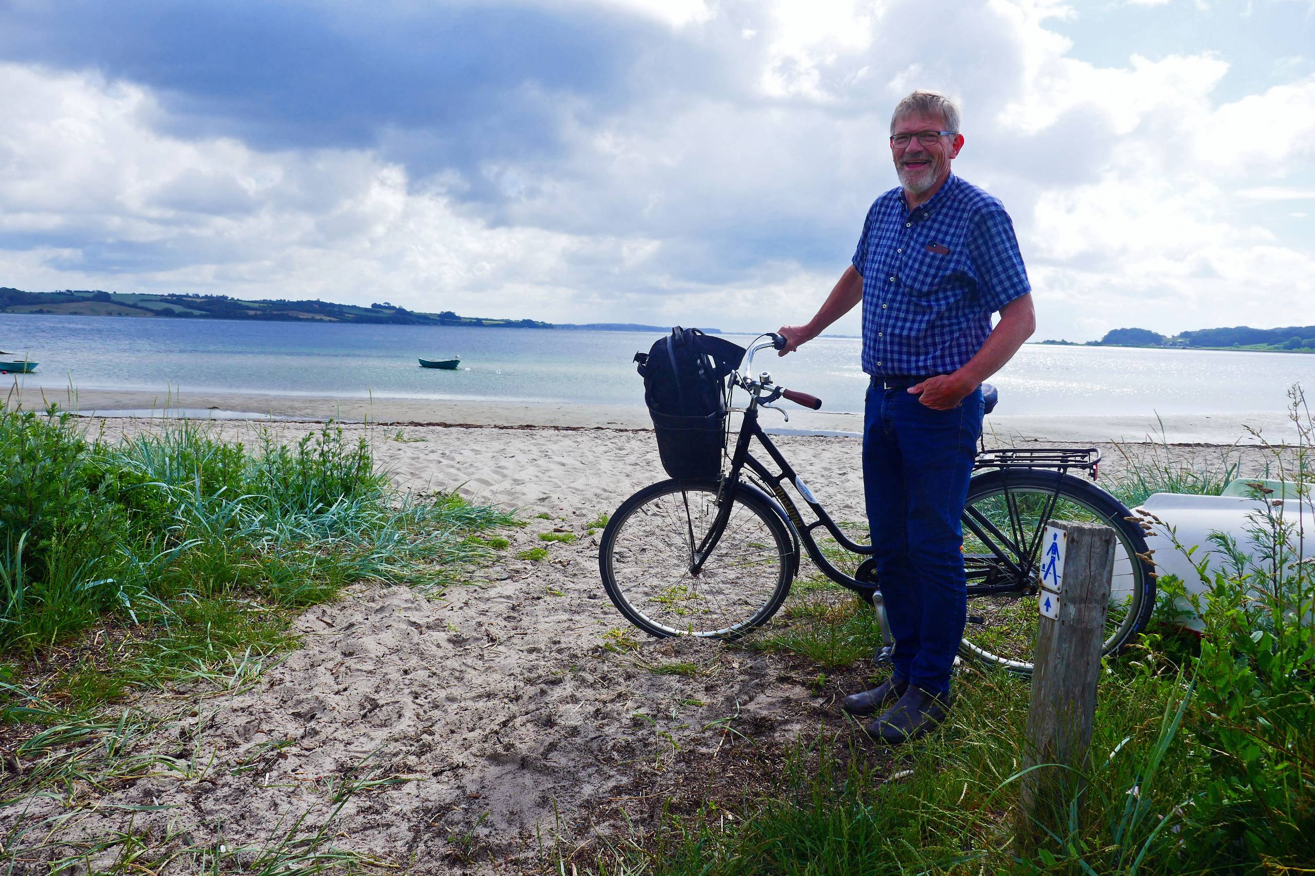 Hans ved stranden
