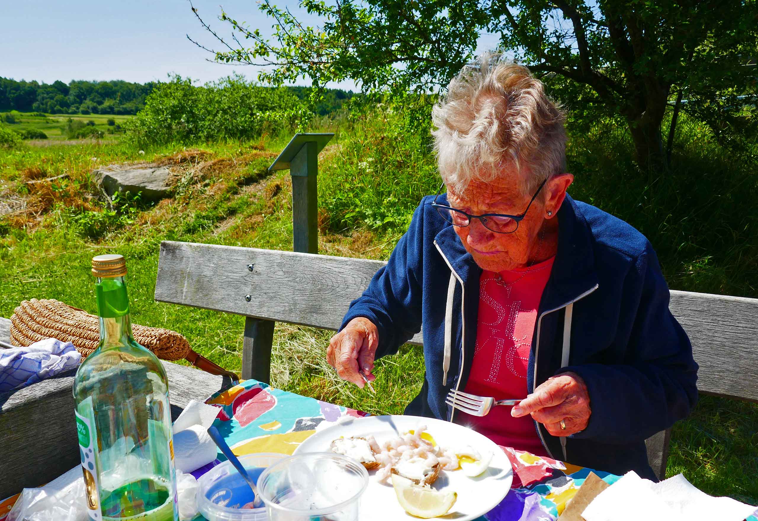 Karen spiser koncentreret